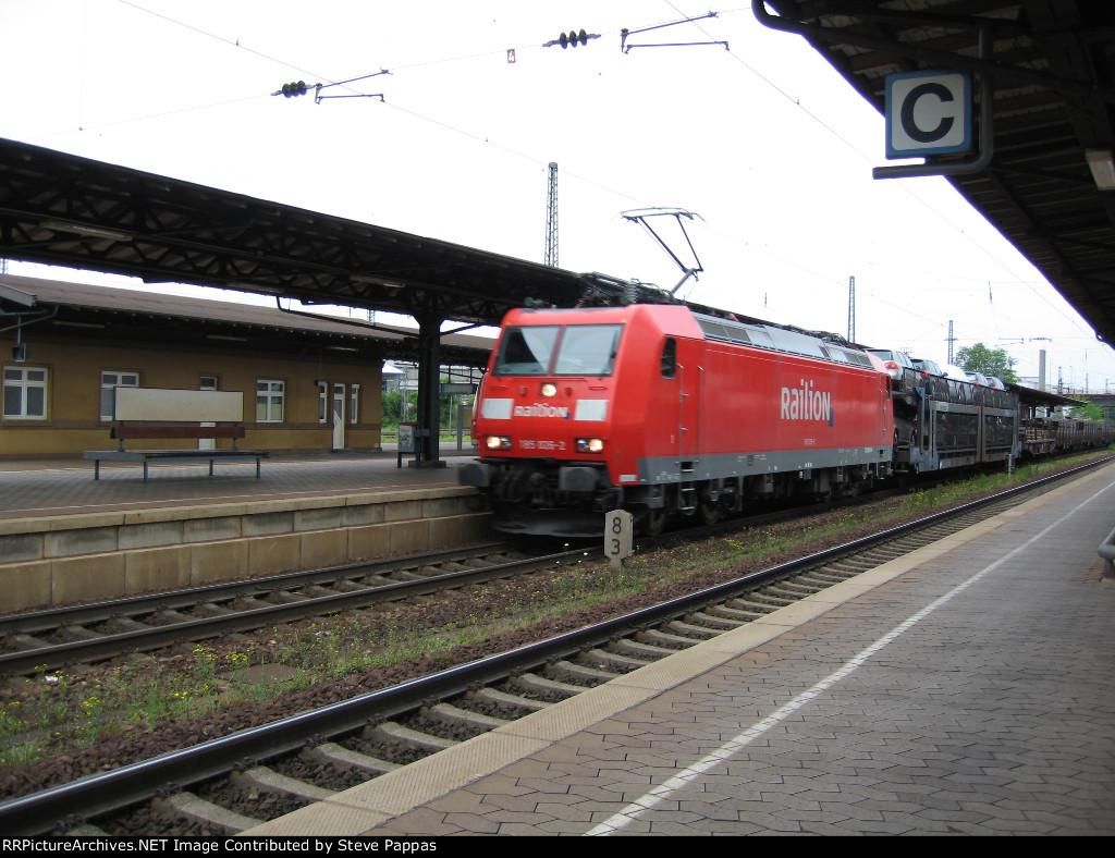 DB 185 026-2 pulls a freight train through Homburg Hauptbahnhof